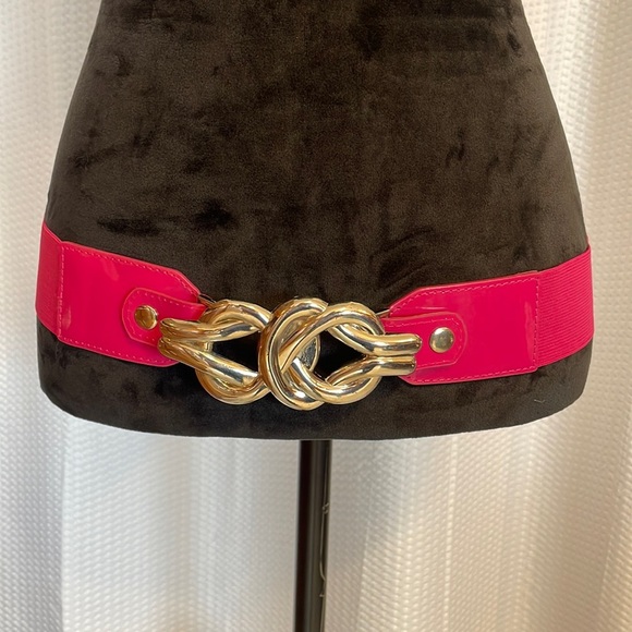 Pink 1 1/2” elastic belt with silver buckle - Picture 1 of 4